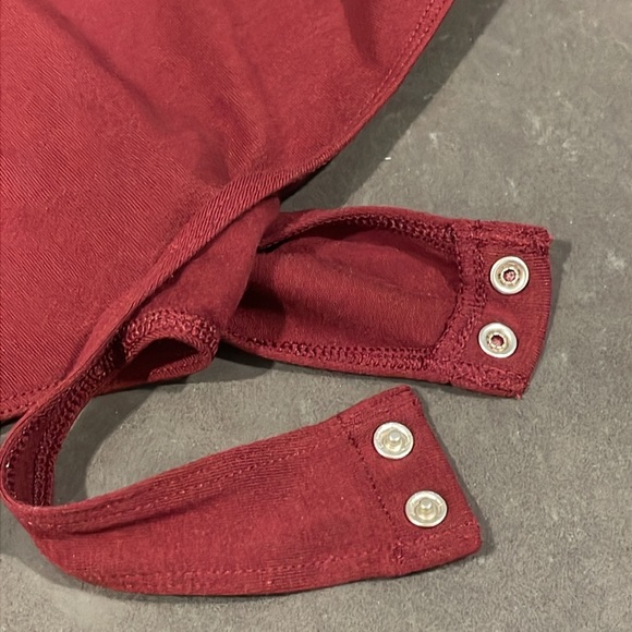 Express Burgundy Plunge Bodysuit Small NWT - Picture 8 of 10